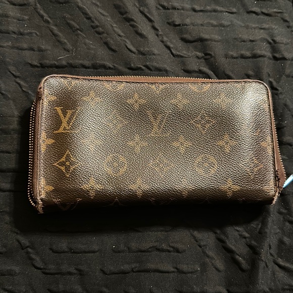 AUTHENTIC LOUIS VUITTON ZIPPY WALLET - Picture 1 of 17